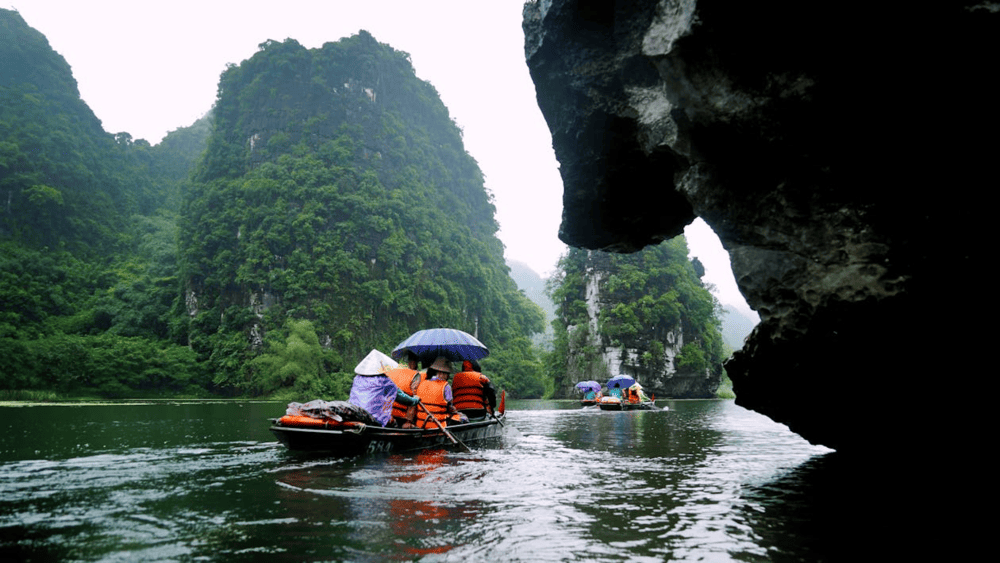 Visitors can freely take photos and chat with the kind and friendly locals (Source: Pexels)